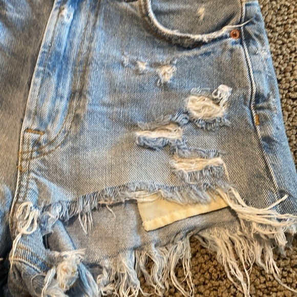 Zara Distressed High Waist Short Size 0 in Like New Condition - Picture 4 of 9